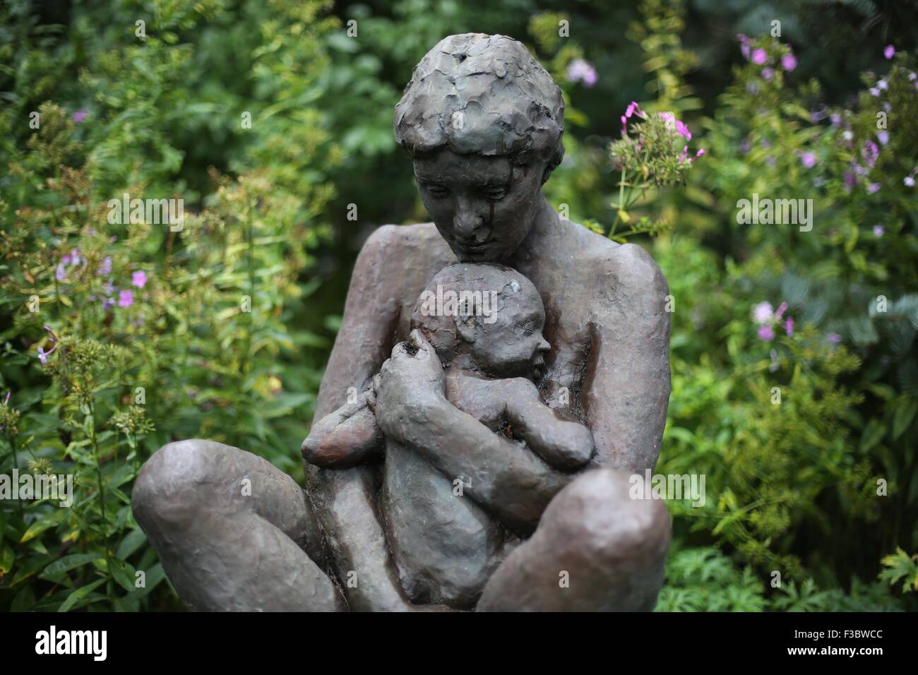 Une statue d'une mère et l'enfant par Michael Price au Minnesota Landscape Arboretum. Banque D'Images