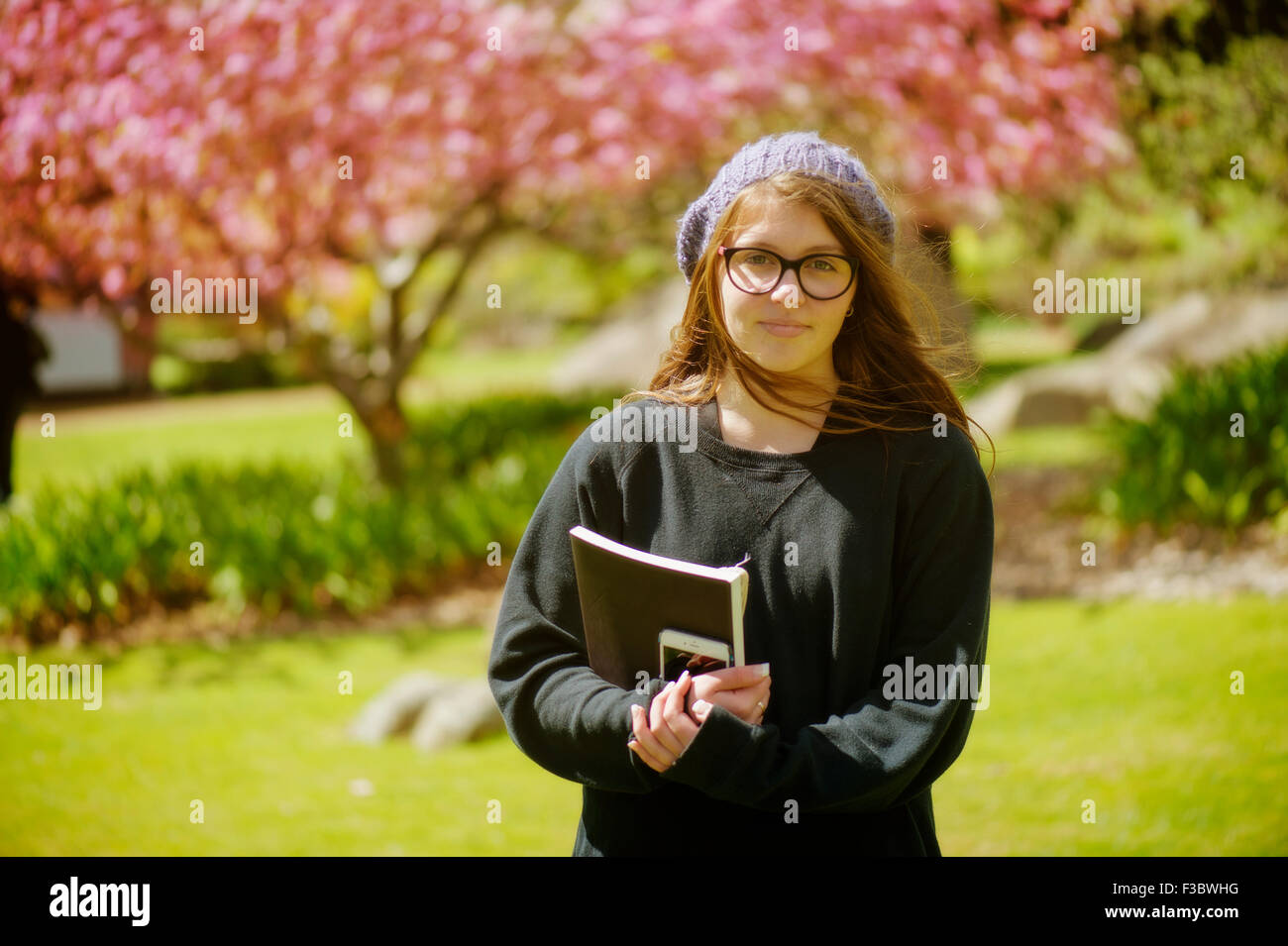 Jeune étudiant comité permanent avec des livres dans la main Banque D'Images