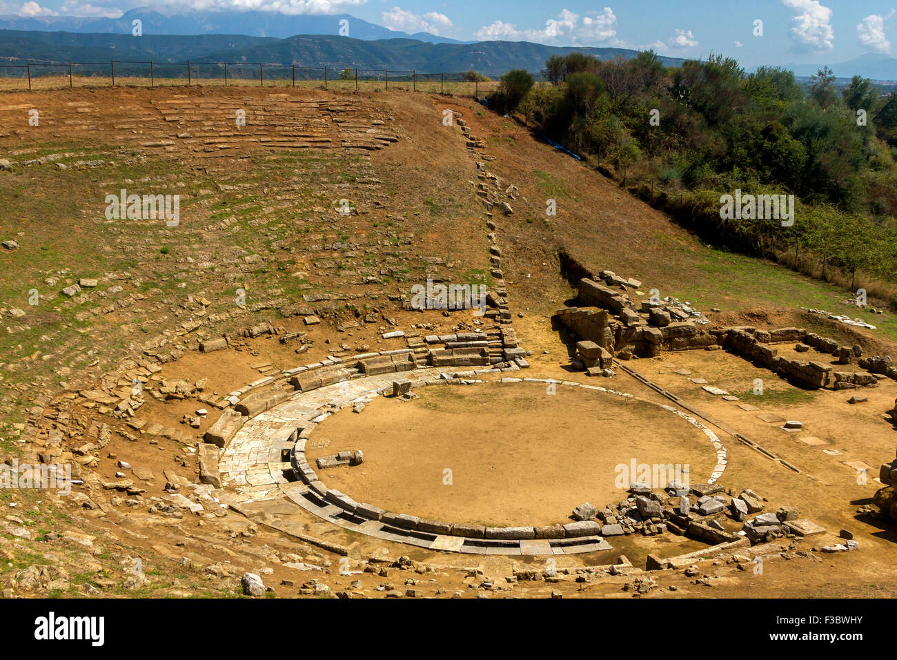 Le théâtre antique de l'ancienne ville grecque de Stratos, près de la ville moderne d'Agrinio, Etoloakarnania, Grèce. Banque D'Images
