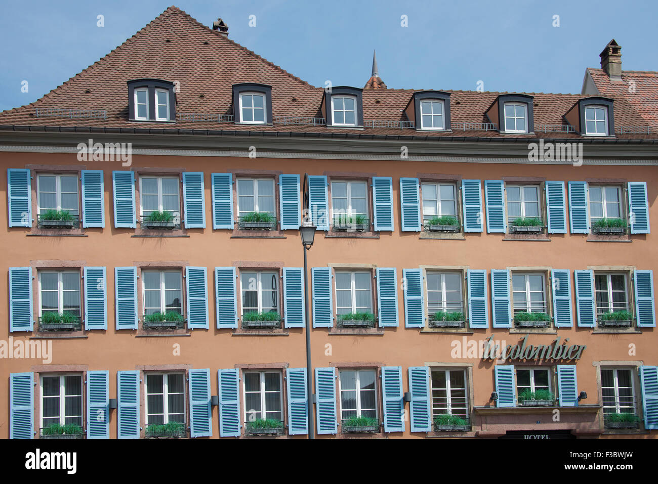 Hôtel traditionnel avec des fenêtres à volets bleu Petit Venise Colmar Alsace France Banque D'Images