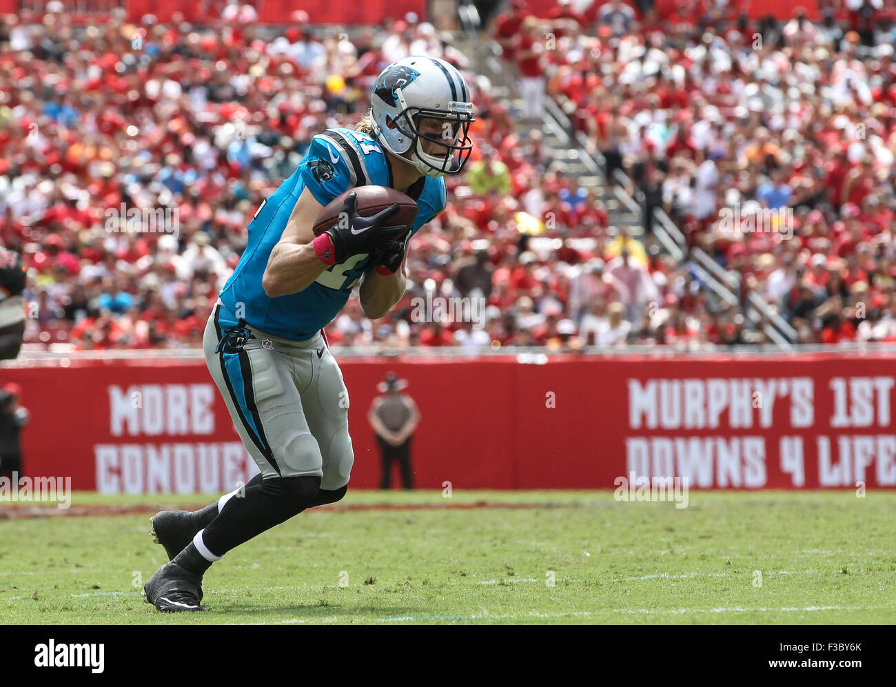 Tampa Bay, Floride, USA. 4 octobre, 2015. Le receveur des Panthers de la Caroline Brenton Bersin # 11 verges de gains après la capture dans un match contre les Buccaneers de Tampa Bay le 4 octobre 2015, chez Raymond James Field à Tampa, en Floride. Les Panthère défait les Buccaneers 37-23. Margaret Bowles/CSM/Alamy Live News Banque D'Images