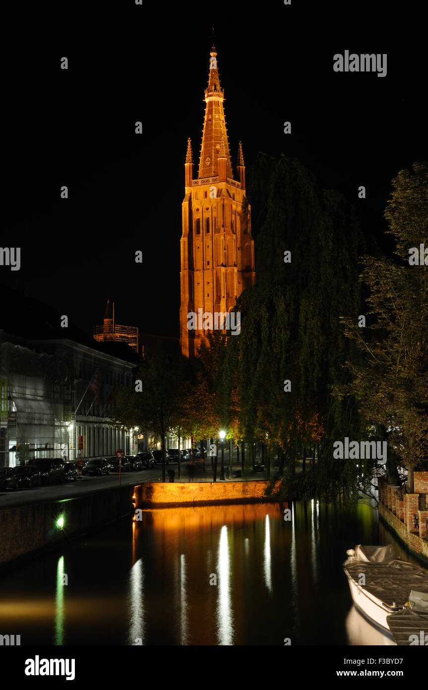 Vue nocturne de la Dijver et Onze Lieve Vrouwekerk à partir de l'Nepomucenusbrug Sint-Jan à Bruges, West-Vlaanderen, Belgique Banque D'Images