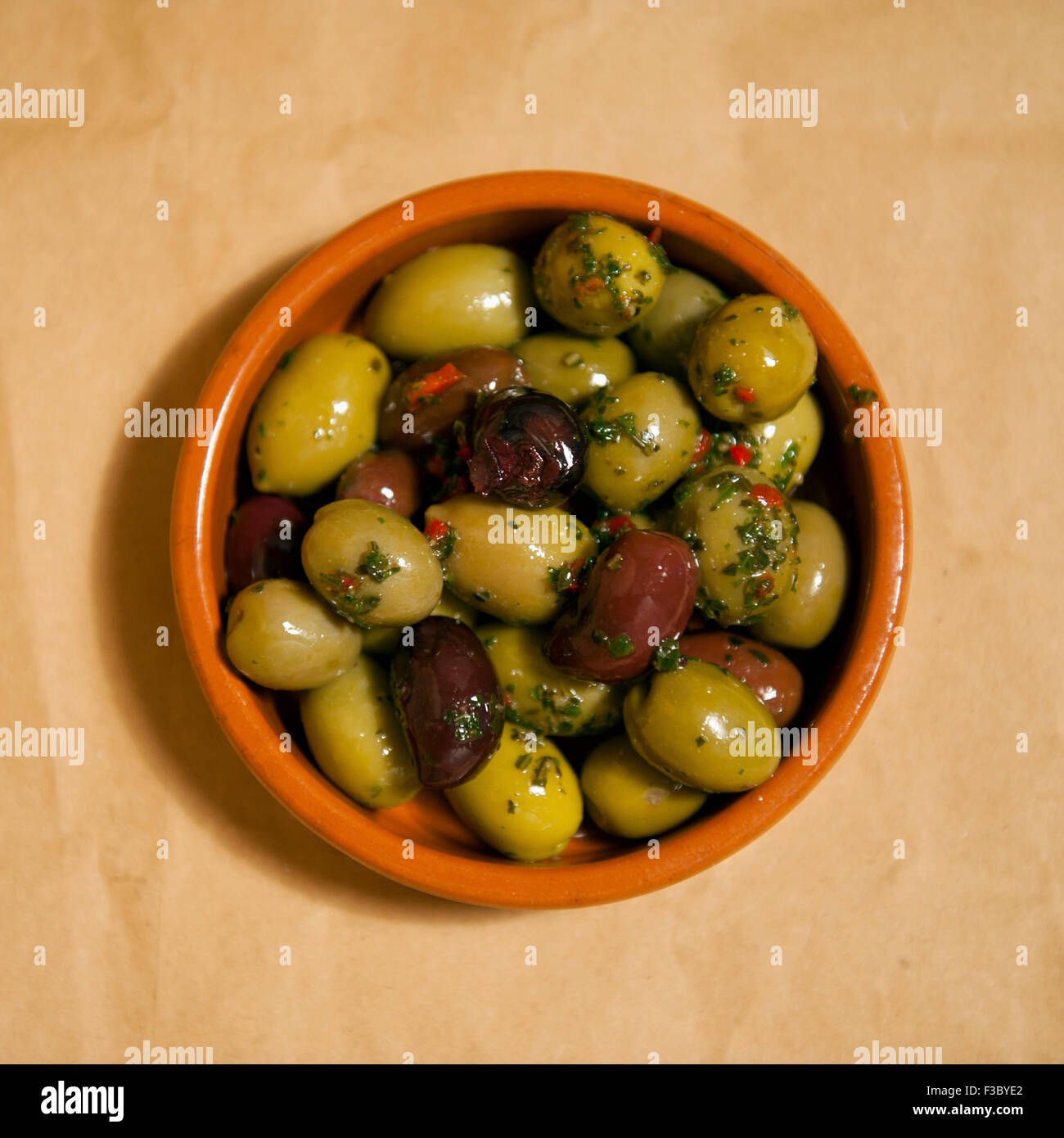 Vue de dessus d'un petit bol d'olives mixtes Banque D'Images