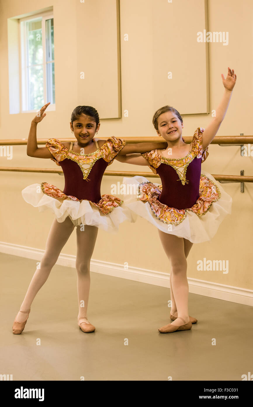 Sept ans à une répétition générale de la danse de ballet dans un studio de danse à Issaquah, Washington, USA Banque D'Images