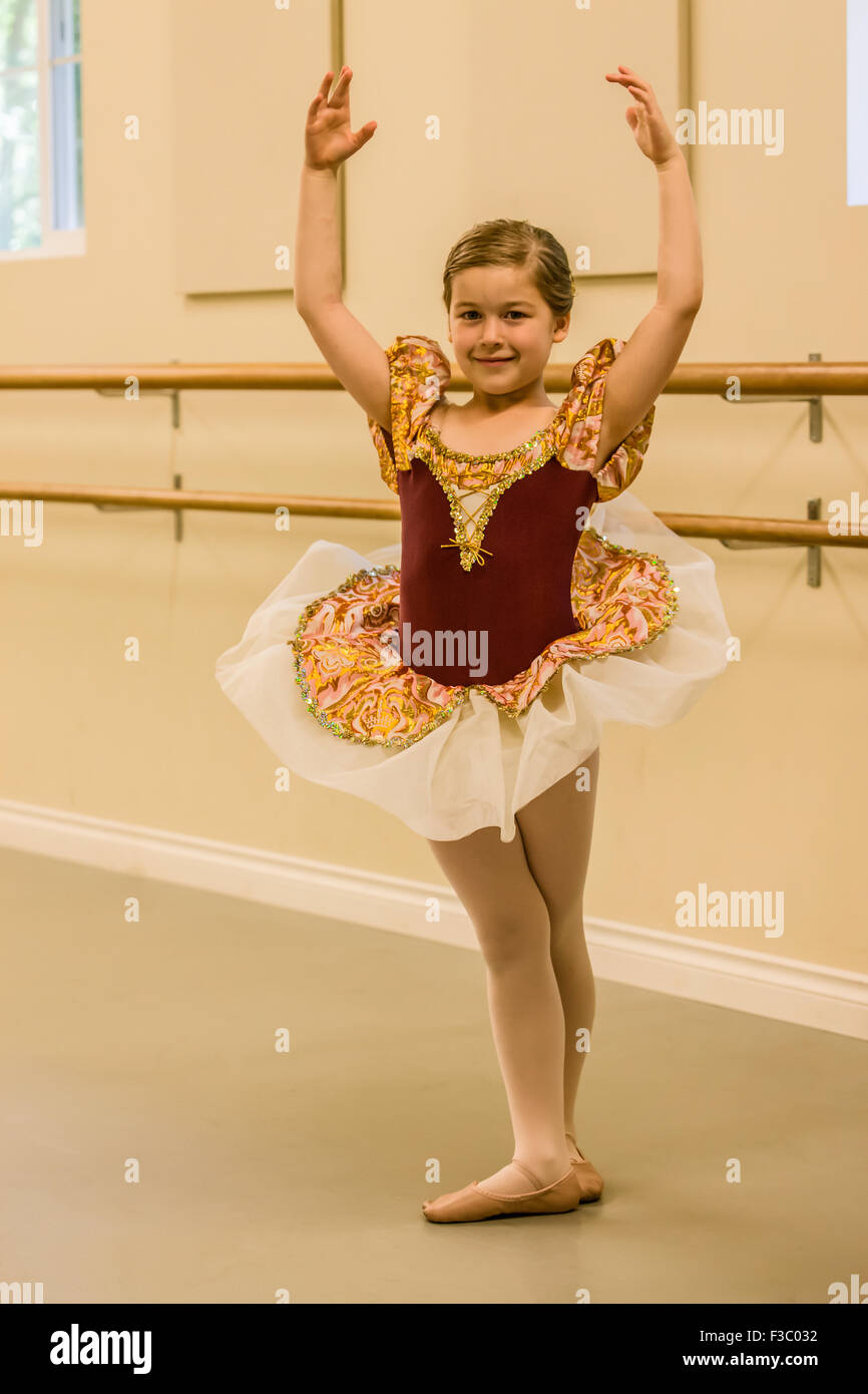 Petite Fille Danse Le Ballet Dans Son Tutu De Ballerine, Isolé Sur Blanc  Banque D'Images et Photos Libres De Droits. Image 47050427