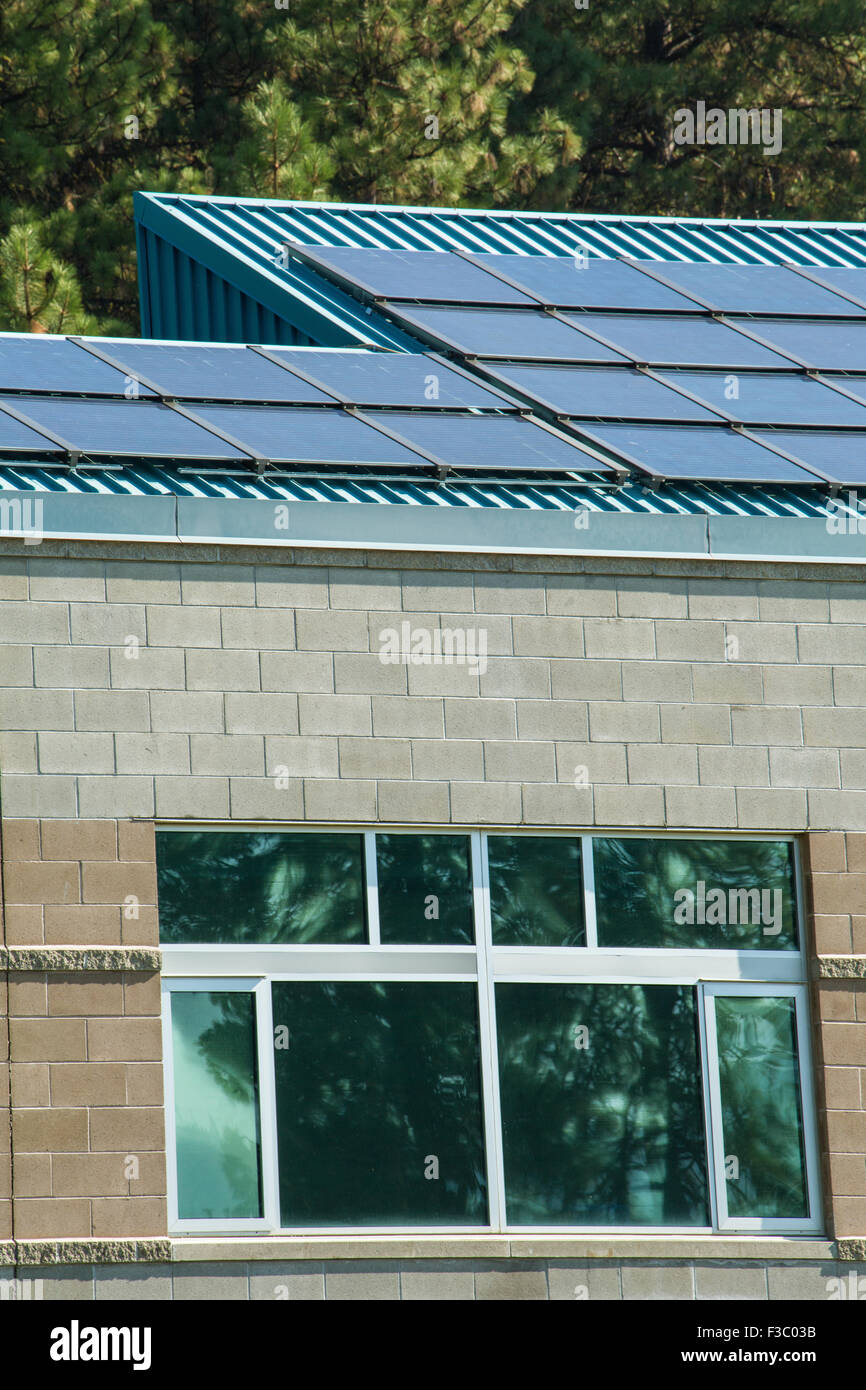Des panneaux solaires sur le toit d'Icicle River Middle School, Leavenworth, Kansas, USA Banque D'Images