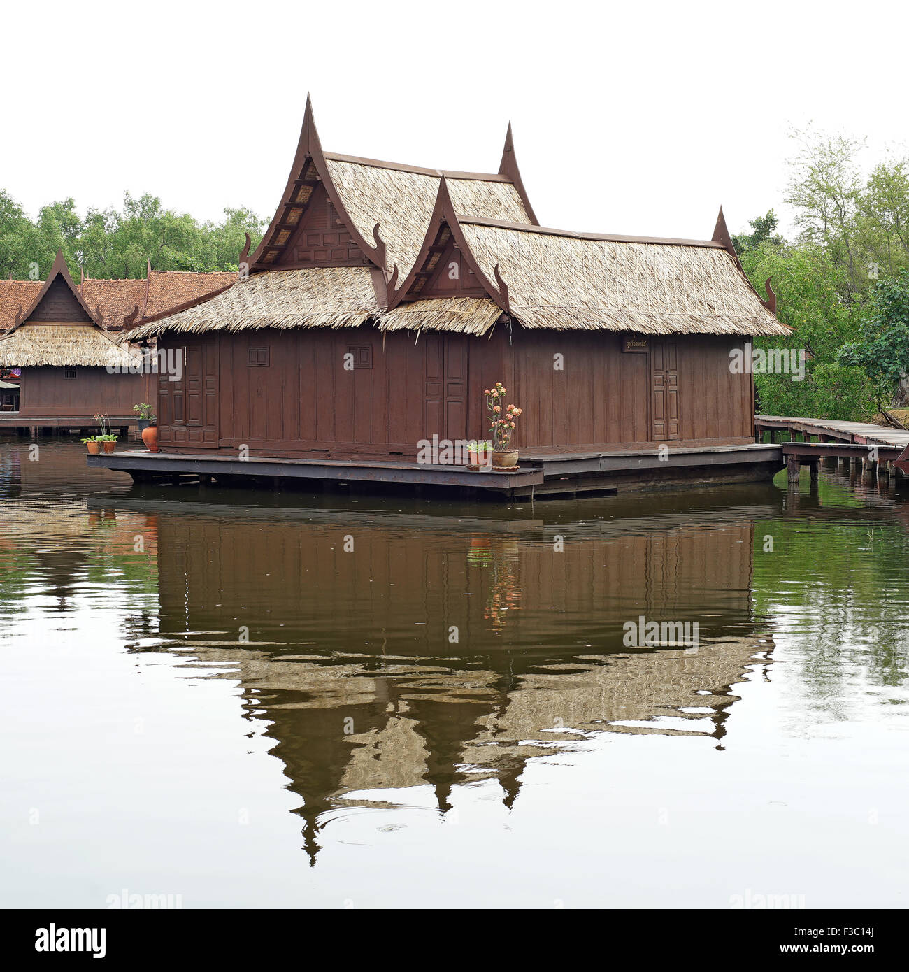 Vieille maison en bois de style thaïlandais, le long du canal Banque D'Images