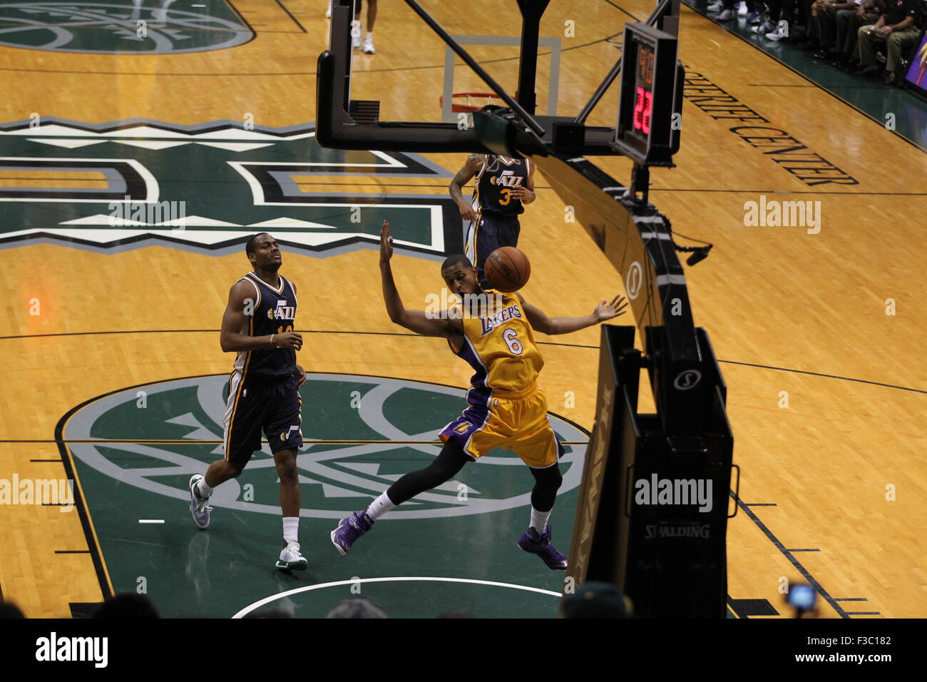 4 octobre 2015 - Los Angeles Lakers guard Jordan Clarkson # 6 va dans une échappée de dunk lors de la pré-saison de l'action entre les Lakers de Los Angeles et les Utah Jazz au shérif Stan Center sur le campus de l'Université de Hawaï à Manoa à Honolulu, HI. - Michael Sullivan/CSM Banque D'Images