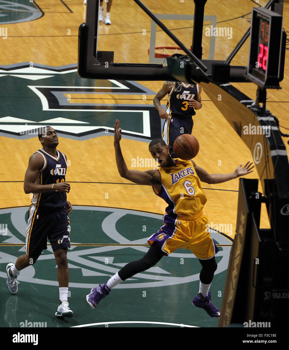 4 octobre 2015 - Los Angeles Lakers guard Jordan Clarkson # 6 va dans une échappée de dunk lors de la pré-saison de l'action entre les Lakers de Los Angeles et les Utah Jazz au shérif Stan Center sur le campus de l'Université de Hawaï à Manoa à Honolulu, HI. - Michael Sullivan/CSM Banque D'Images