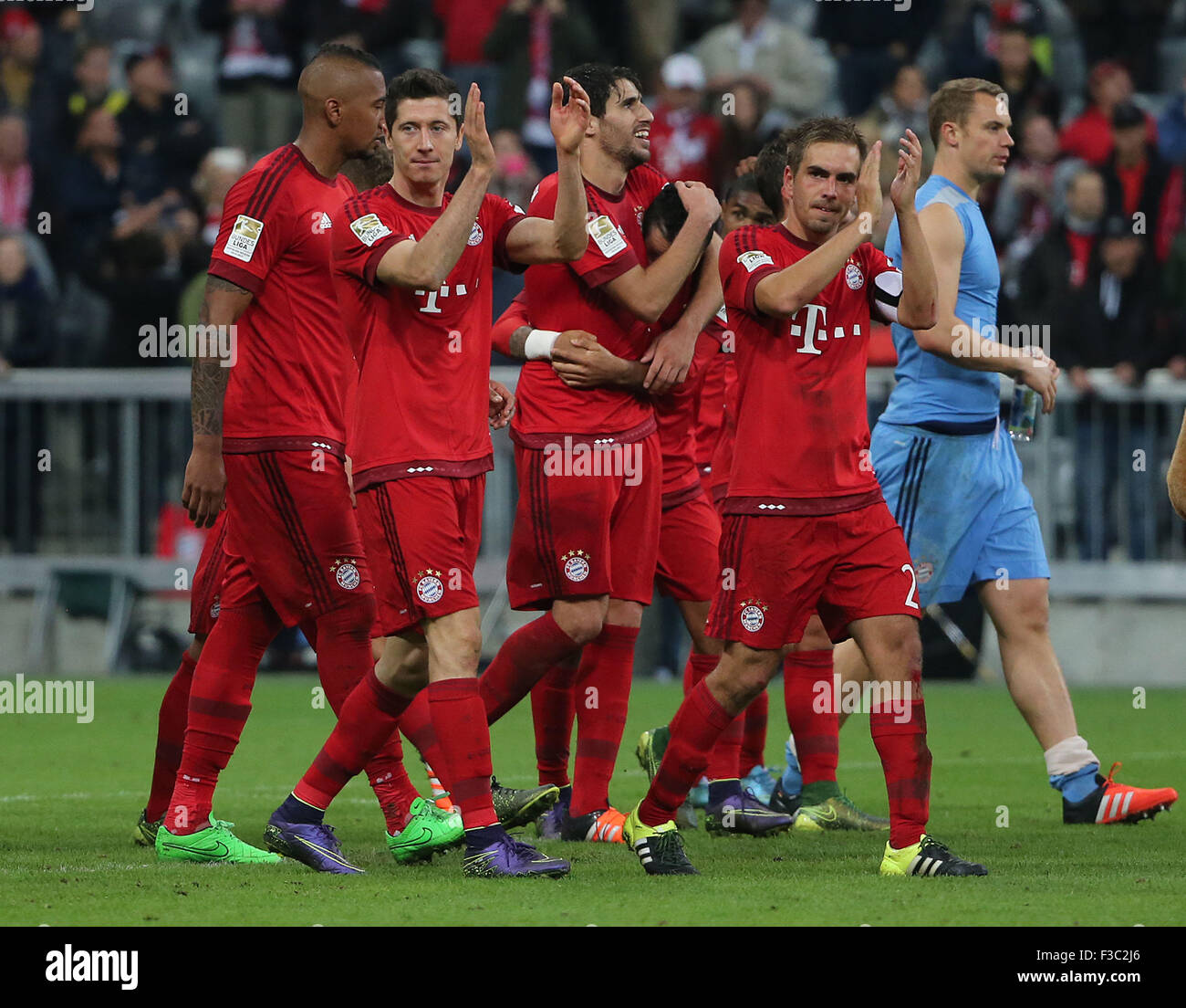 Munich, Allemagne. 4ème Oct, 2015. (De g à R)Bayern Munich's Jerome Boateng, Robert Lewandowski, Javier Martinez, Arturo Vidal, Philipp Lahm et Manuel Neuer célèbrent leur victoire sur Borussia Dortmund lors de la première division allemande de football Bundesliga match à Munich, Allemagne du sud, le 4 octobre 2015. © Philippe Ruiz/Xinhua/Alamy Live News Banque D'Images