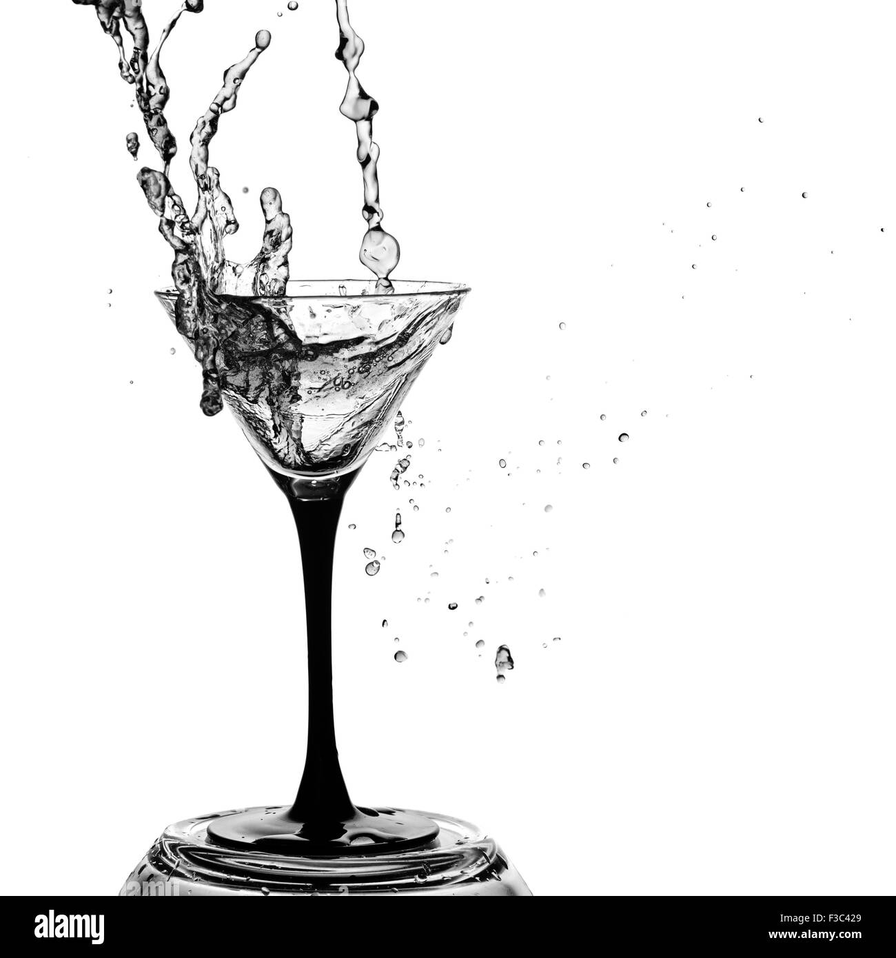 L'art abstrait. verre à cocktail avec des touches de liquide isolé sur un fond blanc. Cocktail sans alcool. Étancher votre soif. Banque D'Images