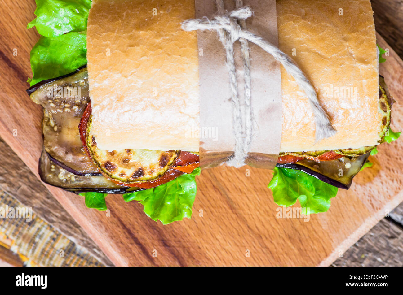 Sandwich végétarien de légumes avec de la laitue, la courgette, l'aubergine et tomate Banque D'Images