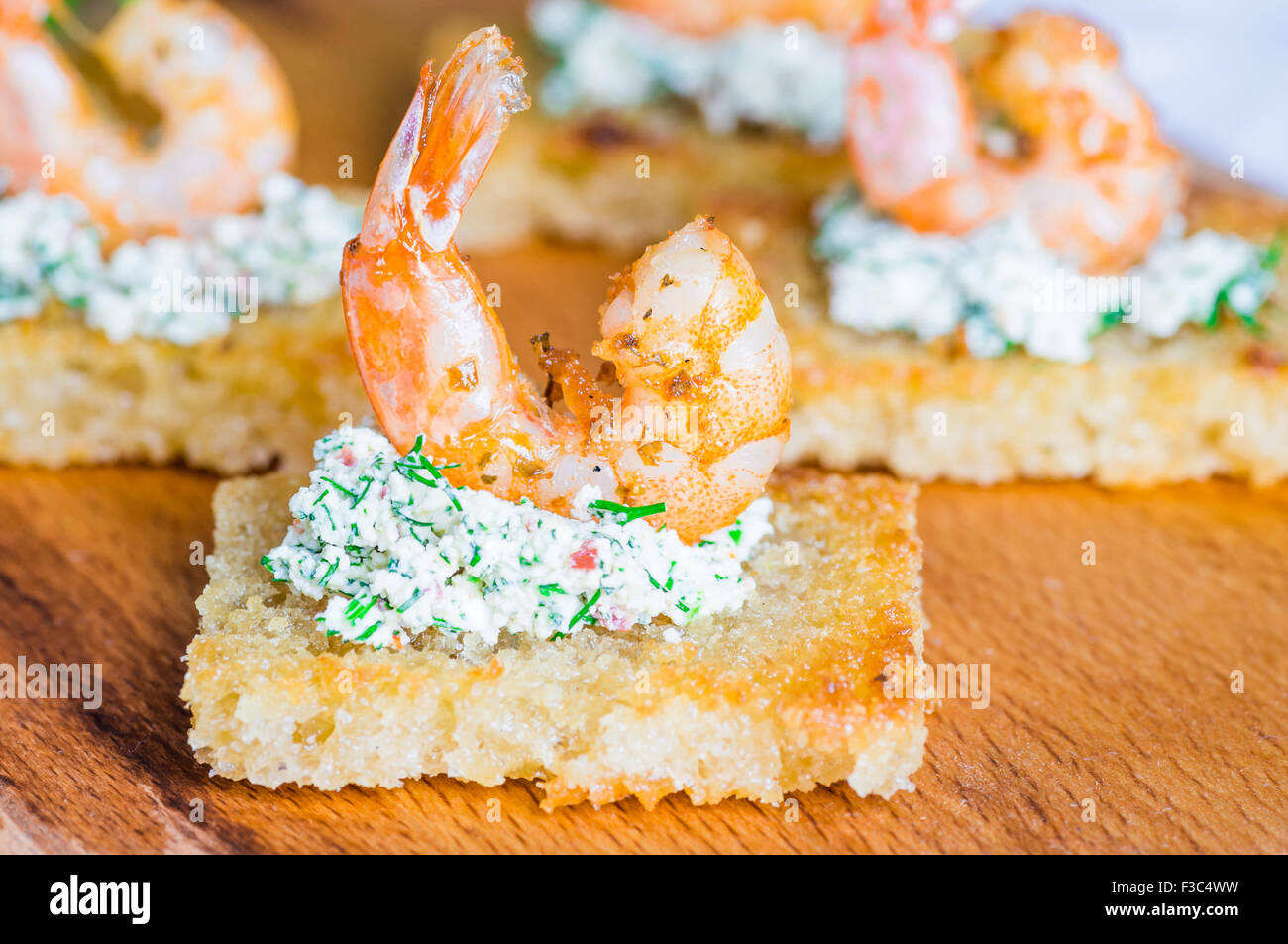 Crevettes savoureuses tapas apéritif, sur des toasts frits Banque D'Images