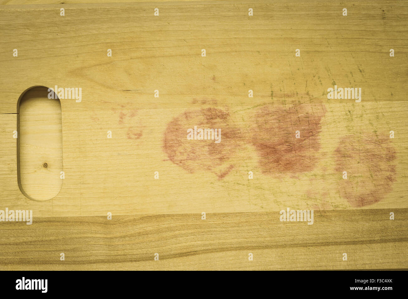Planche à découper et le vitrail en arrière-plan des traces de couteau Banque D'Images