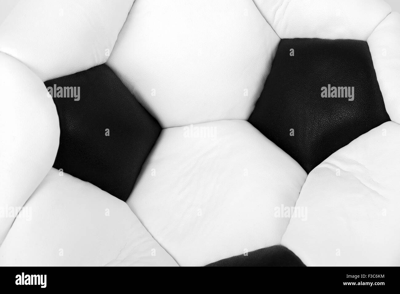 Ballon de foot dégonflé isolated on white Banque D'Images