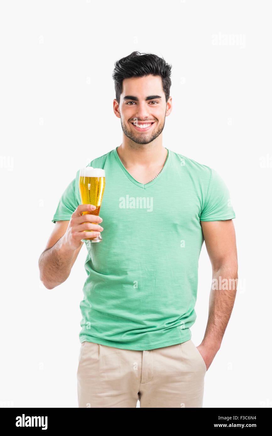 Portrait de beau jeune homme d'une dégustation de la bière pression, isolé sur fond gris Banque D'Images