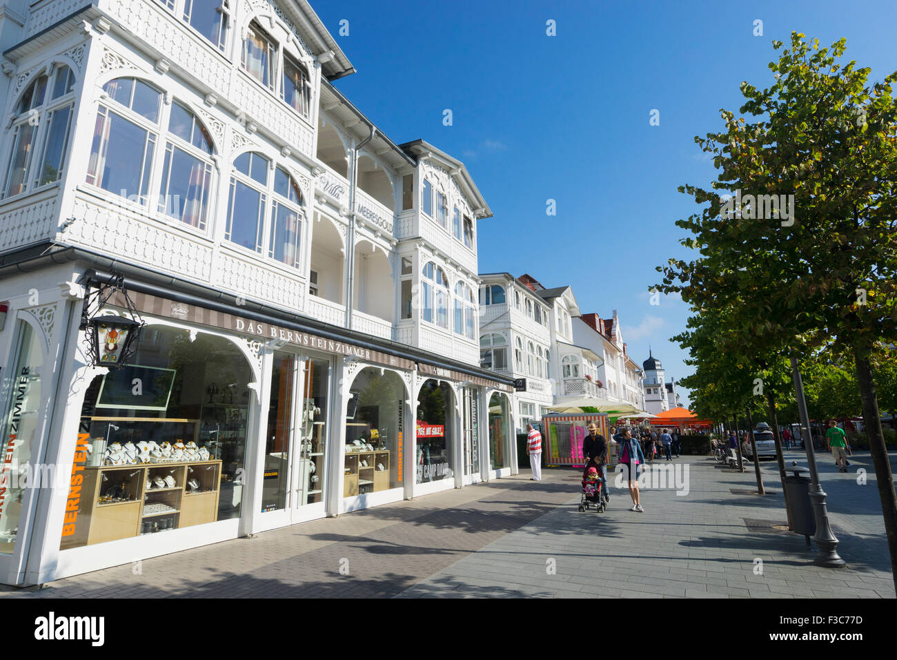 Boutiques dans l'ancienne villas traditionnelles sur rue dans station balnéaire de Binz sur l'île de Rügen en Allemagne Banque D'Images