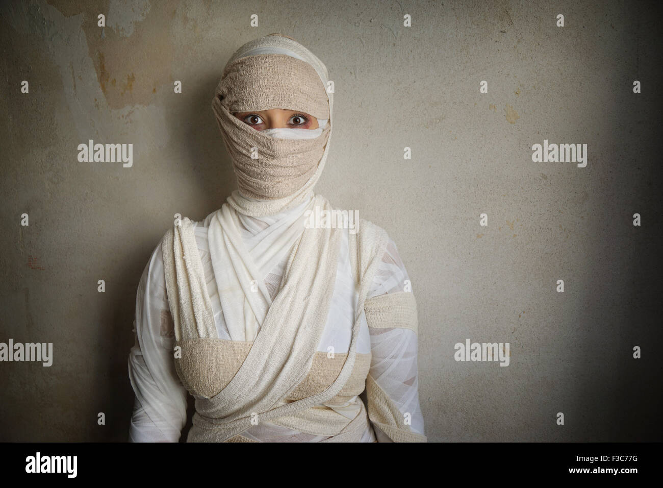 Femme enveloppée dans des bandages comme momie égyptienne costume halloween Banque D'Images