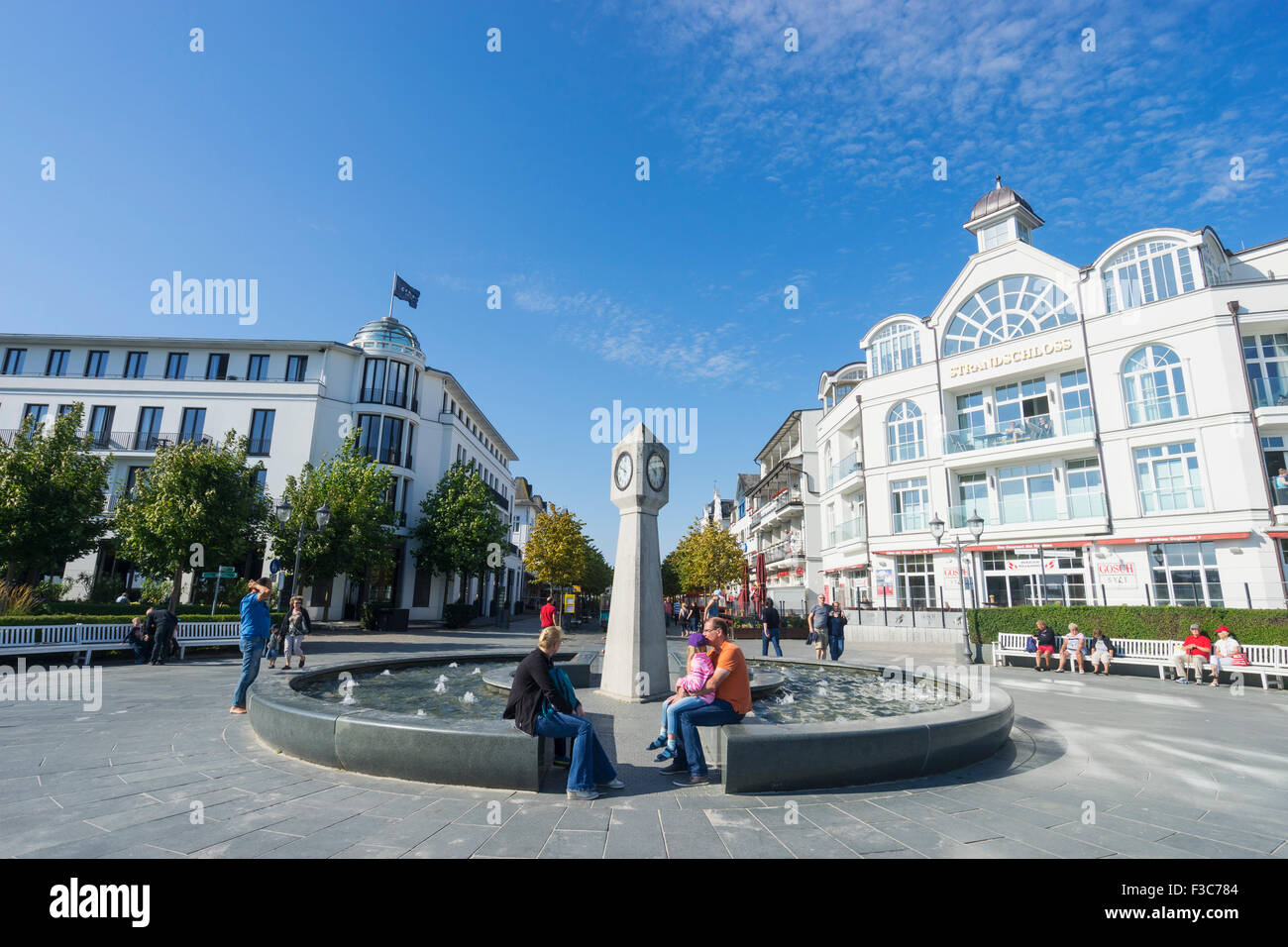 Dans la rue principale station balnéaire de Binz sur l'île de Rügen en Allemagne Banque D'Images