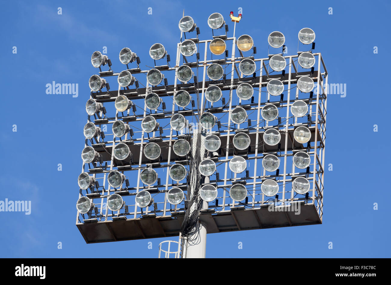 Les lumières du stade contre fond de ciel bleu Banque D'Images