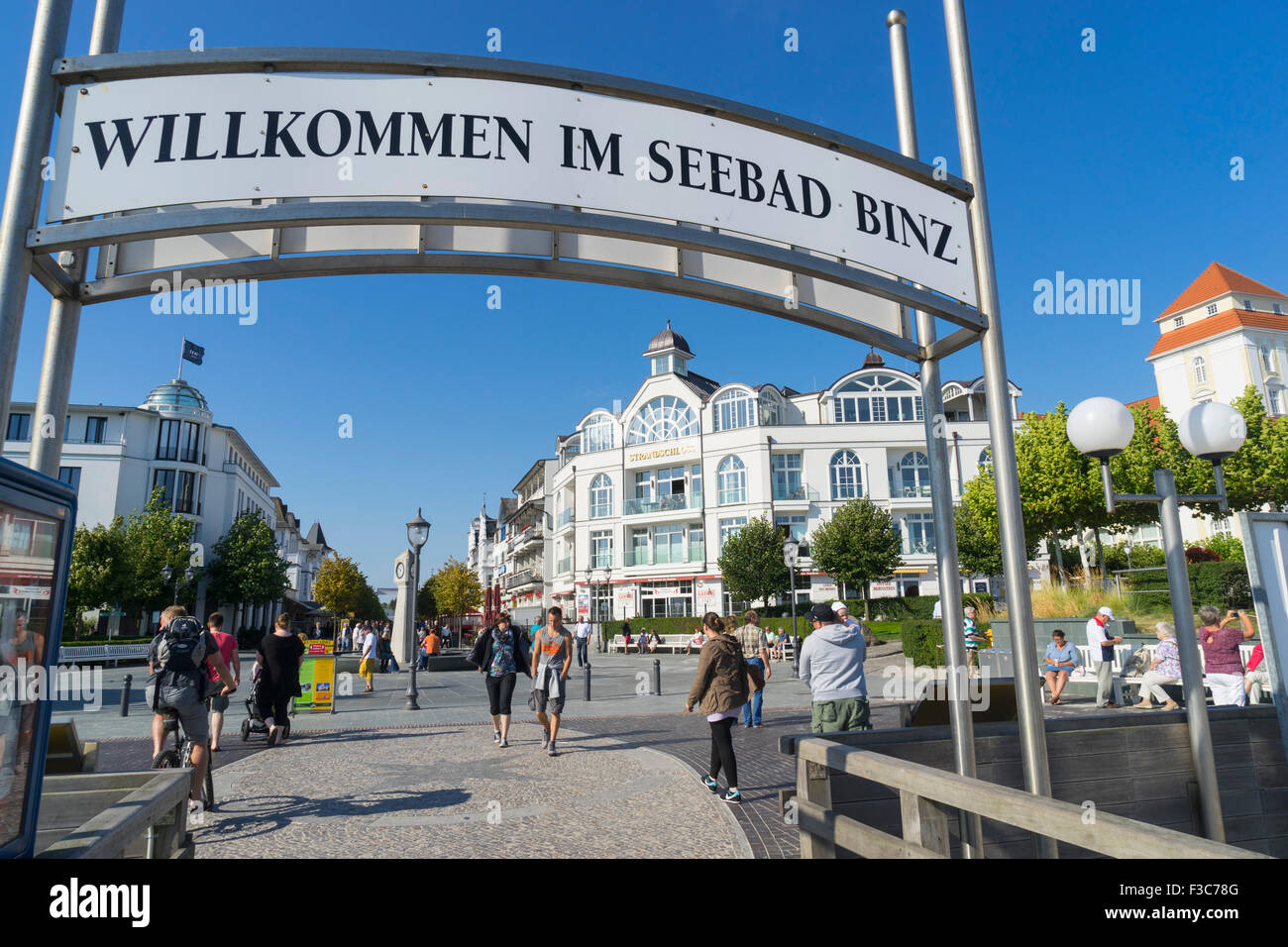 Dans la rue principale station balnéaire de Binz sur l'île de Rügen en Allemagne Banque D'Images
