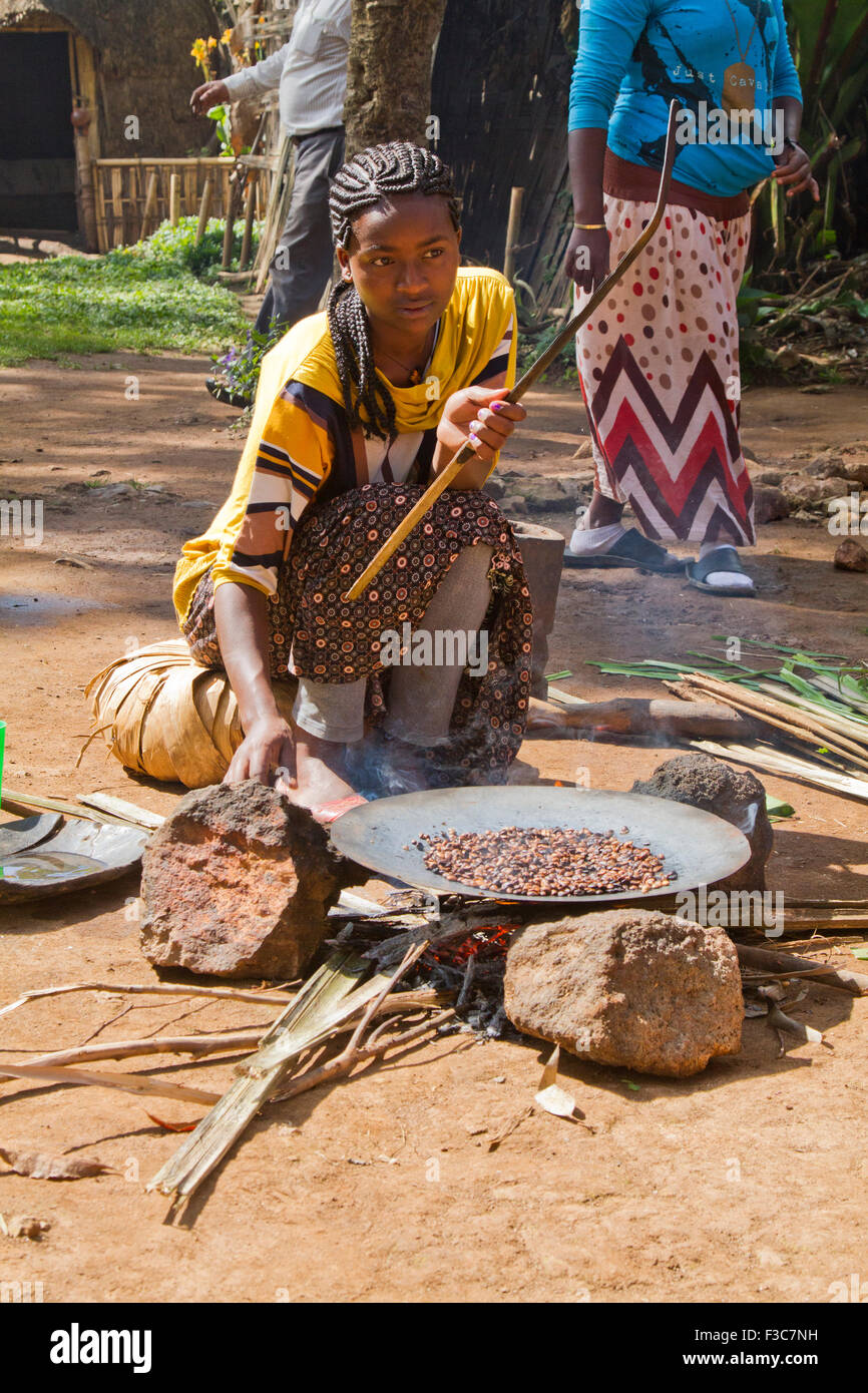 Les grains de café rôtis femme Dorse. Photographié dans la vallée de l'Omo, Ethiopie Banque D'Images