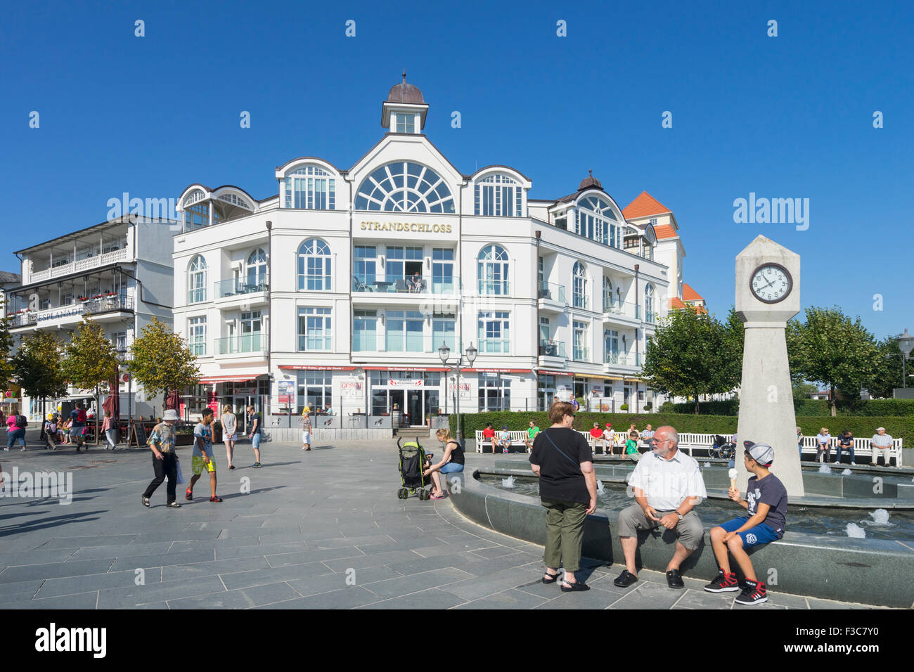Dans la rue principale station balnéaire de Binz sur l'île de Rügen en Allemagne Banque D'Images