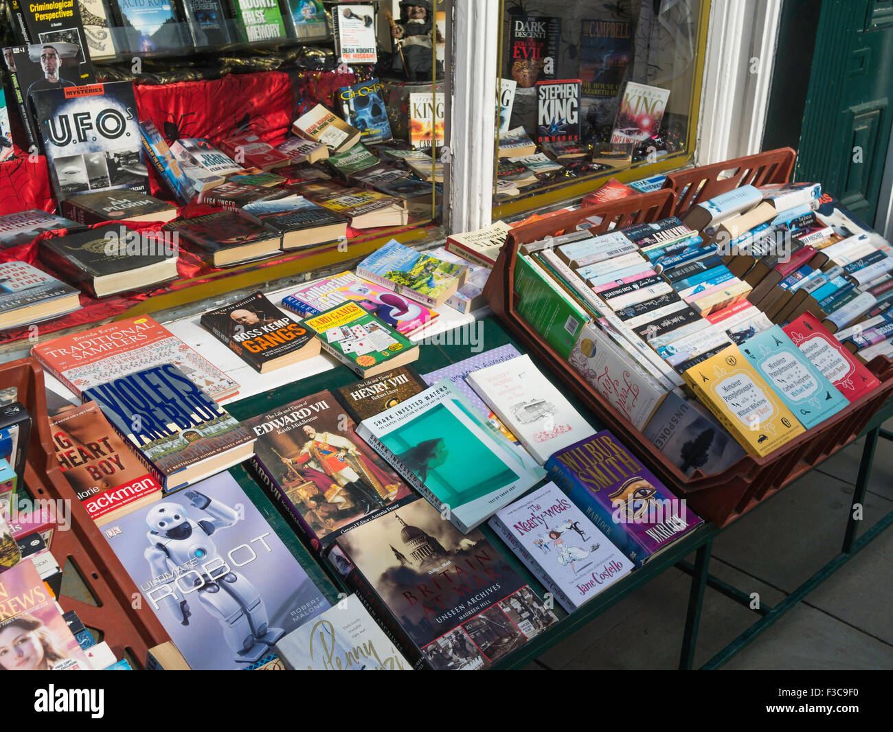 Affichage de l'extérieur de second hand books Books Bondgate une boutique dans la rue historique Bondgate Avancement à Bishop Auckland Co Durham Angleterre Banque D'Images Affichage de l'extérieur de second hand books Books Bondgate une boutique dans la rue historique Bondgate Avancement à Bishop Auckland Co Durham Angleterre Banque D'Images