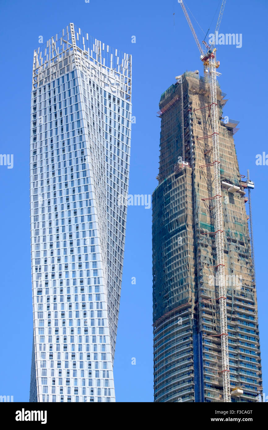 Détail de deux gratte-ciel, avec une autre en construction, dans la Marina de Dubaï Émirats Arabes Unis Banque D'Images