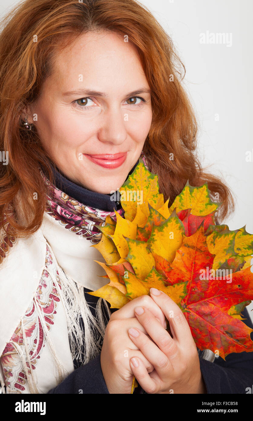 Closeup portrait of beautiful Young Caucasian woman in traditional Russian cou foulard avec feuilles d'érable coloré d'automne Banque D'Images