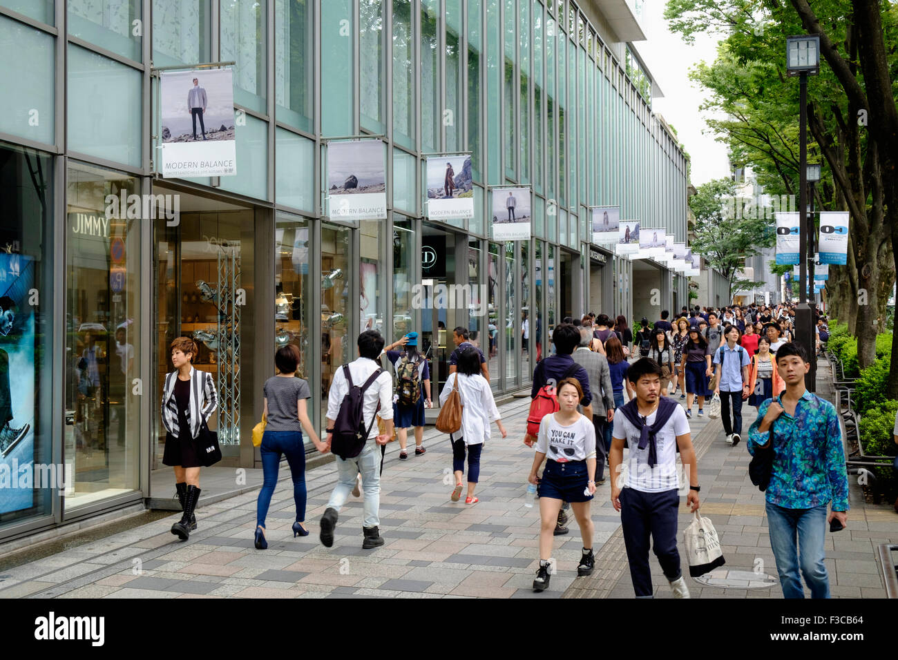 Rue commerçante animée dans l'élégant quartier d'Omotesando Tokyo Japon Banque D'Images