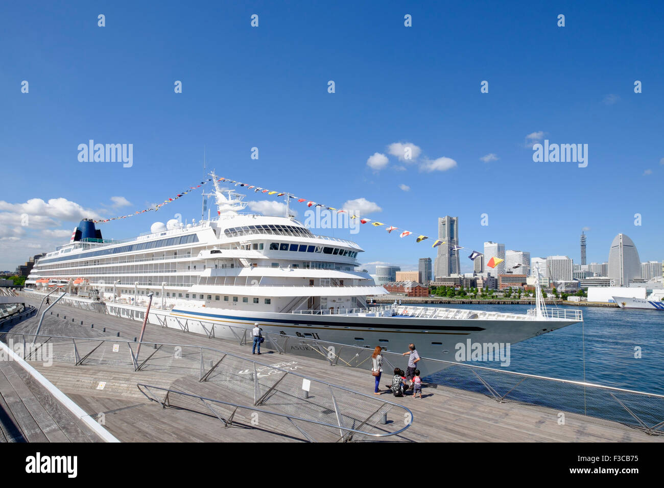 Avis de Osanbashi terminal passager dans Port de Yokohama au Japon Banque D'Images