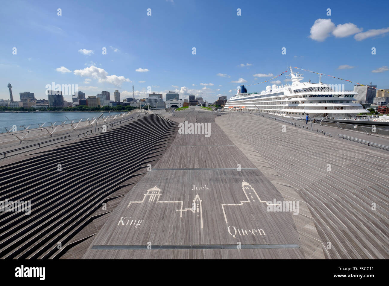 Avis de Osanbashi terminal passager dans Port de Yokohama au Japon Banque D'Images