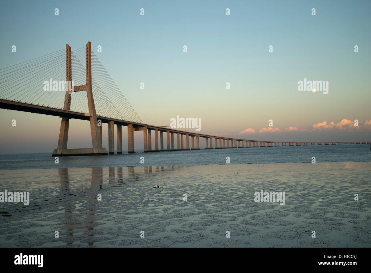 Pont Vasco da Gama au coucher du soleil, Lisbonne, Portugal -1 Banque D'Images