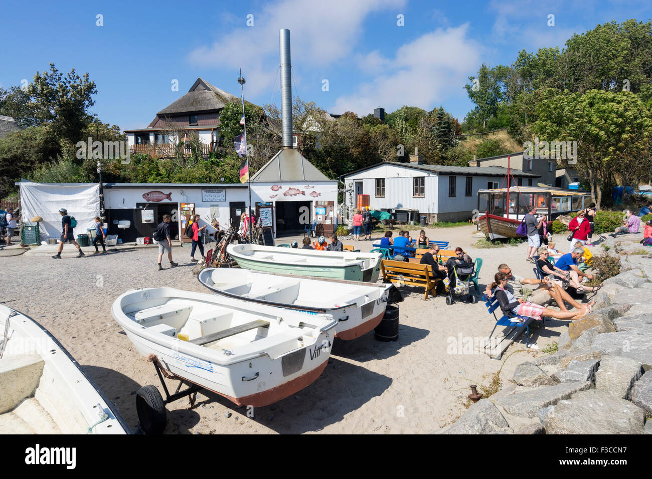 Les cafés et les touristes dans la ville historique de l'ancien village de pêcheurs de Vitt sur la péninsule de Wittow l'île de Rügen en Allemagne Banque D'Images