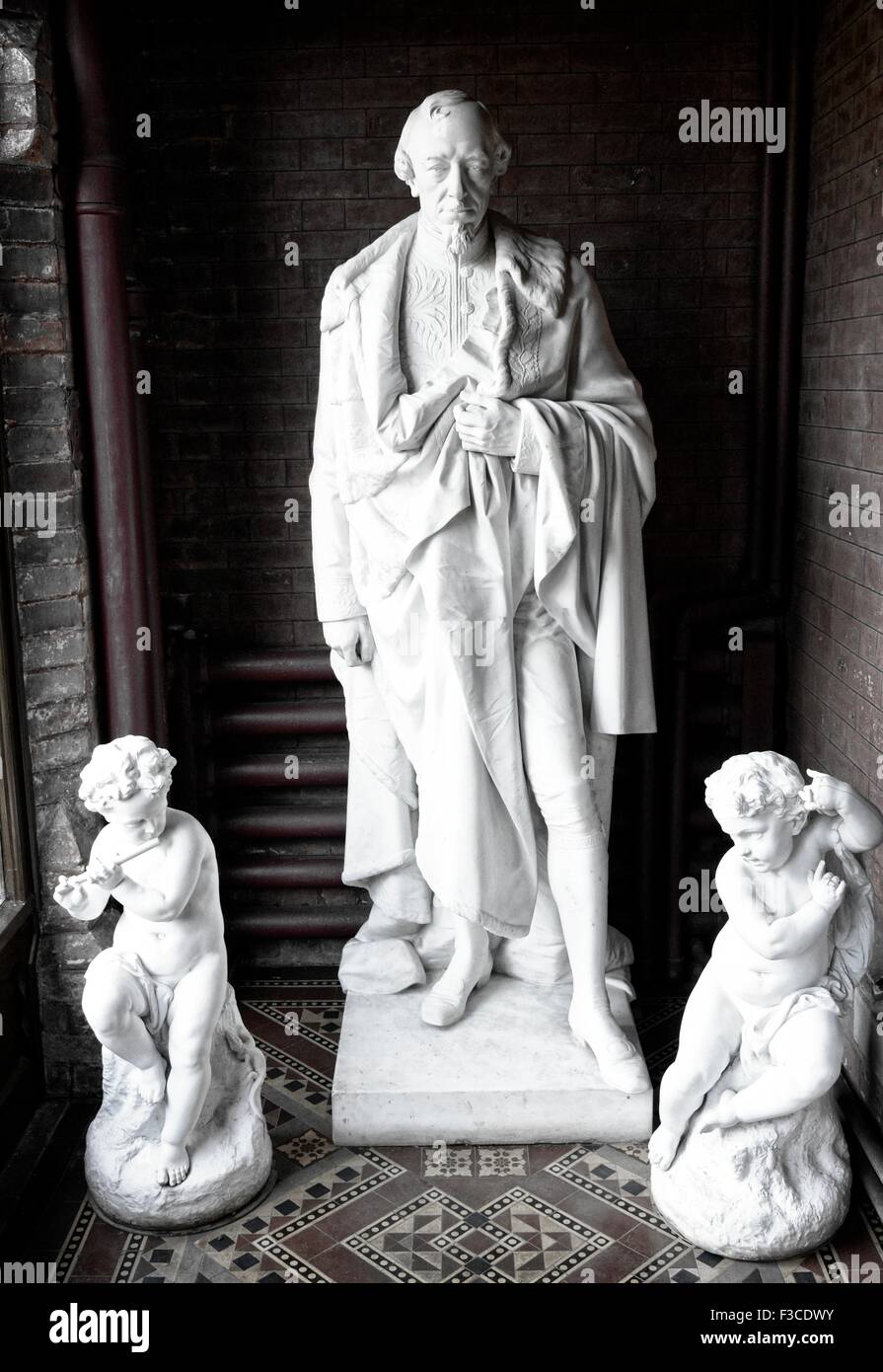 Statue en marbre de Benjamin Disraeli à Hughenden, High Wycombe Bucks UK. Accueil Pays de l'homme d'époque victorienne Banque D'Images