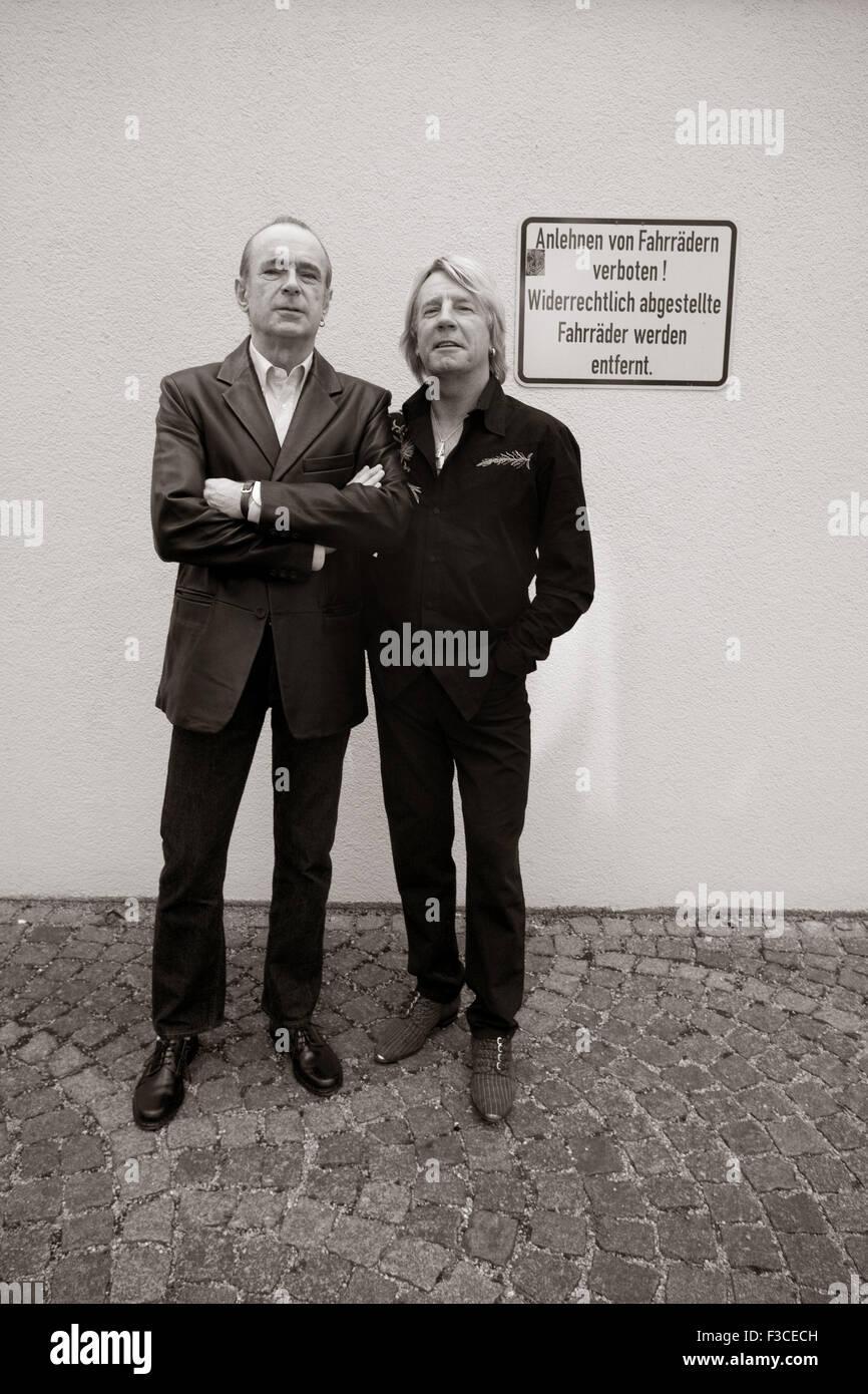 Francis Rossi et Rick Parfitt du groupe de rock anglais Status Quo à Munich en Allemagne. Banque D'Images
