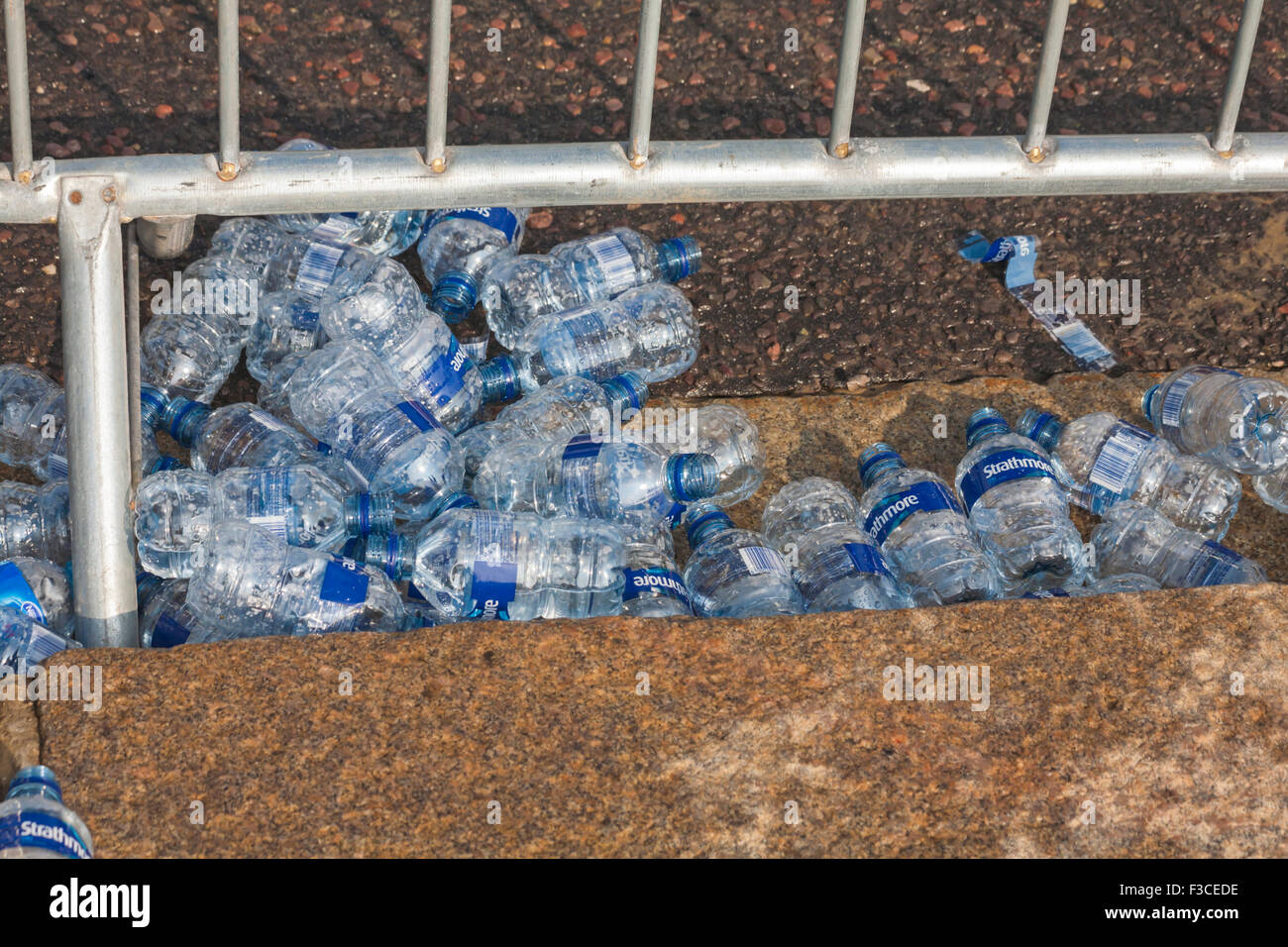 Jeter des bouteilles de watter coureurs au Marathon de Bournemouth Festival en Octobre Banque D'Images