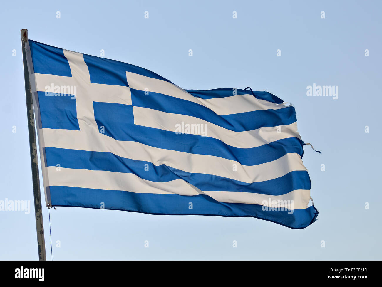Drapeau de la Grèce et de ciel bleu clair dans un jour de vent Banque D'Images