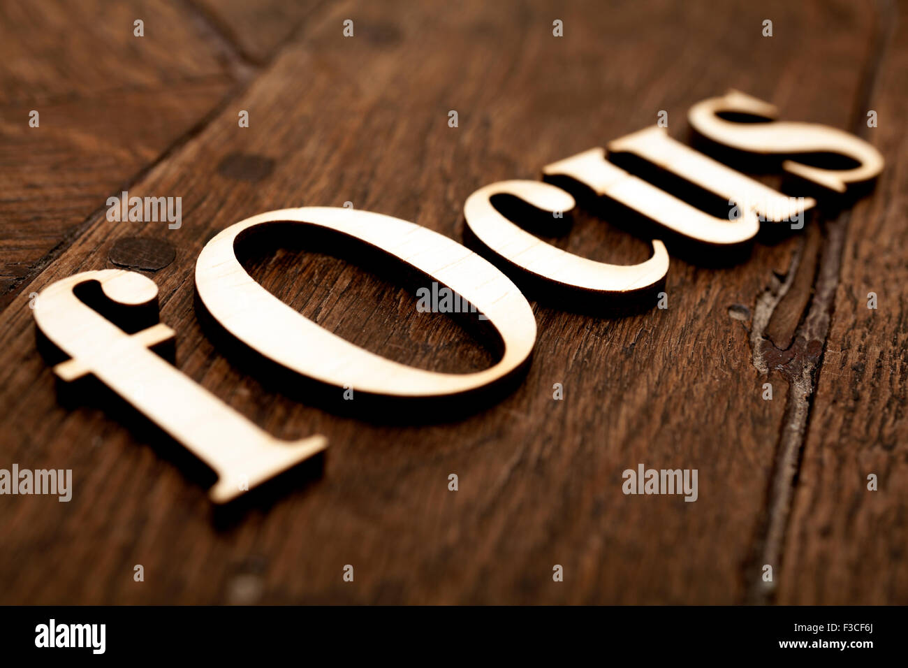 Lettres alphabet en bois sur la surface en bois ancien Banque D'Images