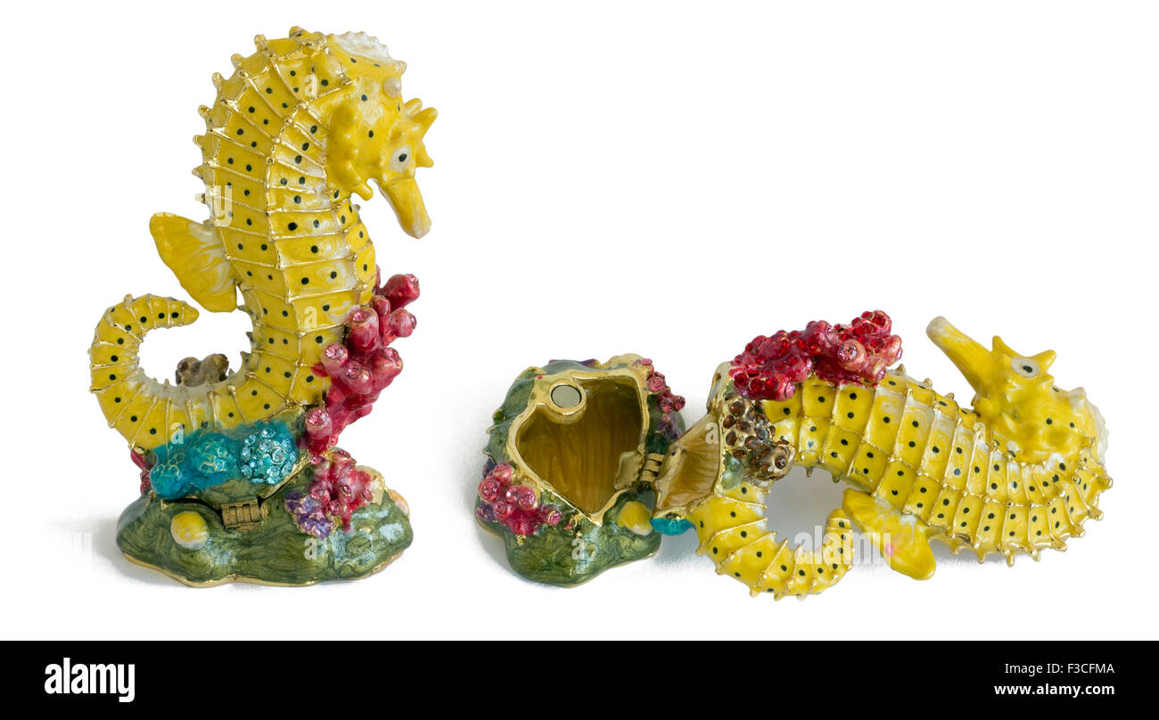 Moscou, Russie - 18 septembre 2015 : la production de masse de l'industrie chinoise. Un poisson sea horse - boîte en métal pour bijoux. Symbo Banque D'Images