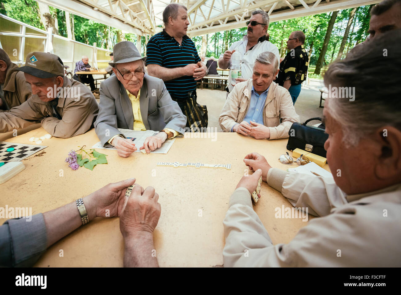 Biélorussie, MINSK - 9 mai 2014 : les retraités actifs, de vieux amis et de temps libre, les hommes s'amusant et en jouant aux échecs à city Banque D'Images