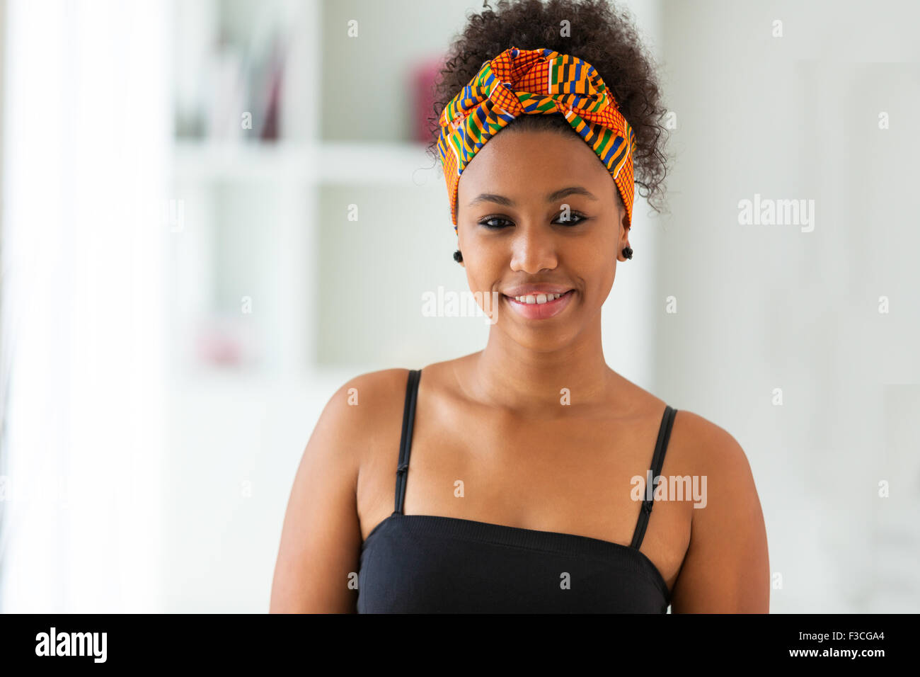 Belle femme africaine portant un foulard africain - Noirs Photo Stock -  Alamy
