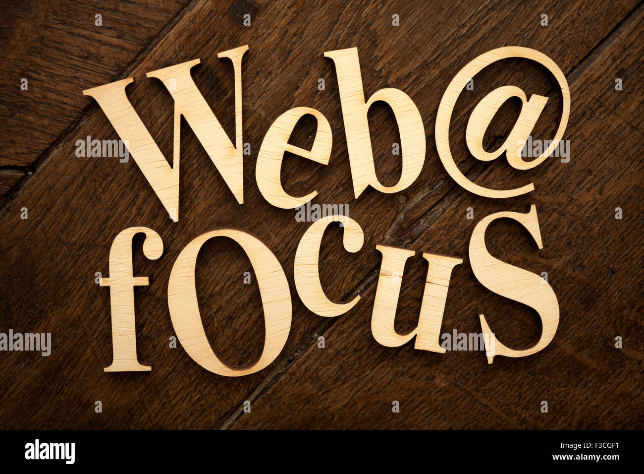 Lettres alphabet en bois sur la surface en bois ancien Banque D'Images