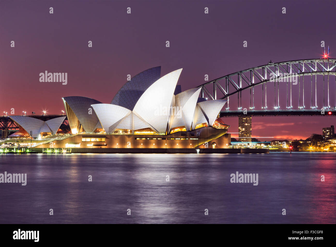 SYDNEY, AUSTRALIE, 10 juillet 2015 - Opéra de Sydney et le Harbour Bridge de Sydney au coucher du soleil. Emblématiques et célèbres Banque D'Images
