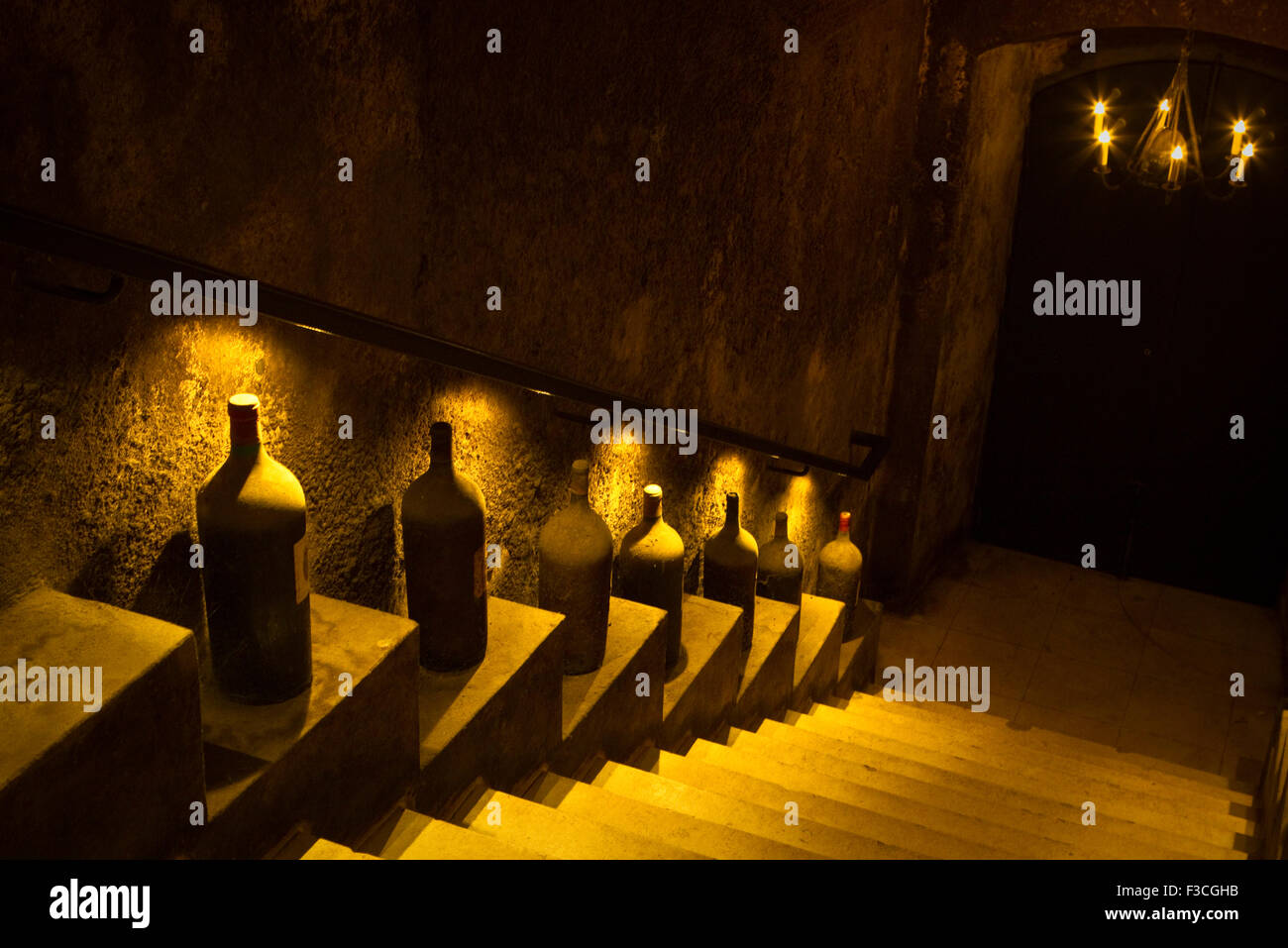 Les bouteilles de vin alignés le long escalier de cave à vin Banque D'Images