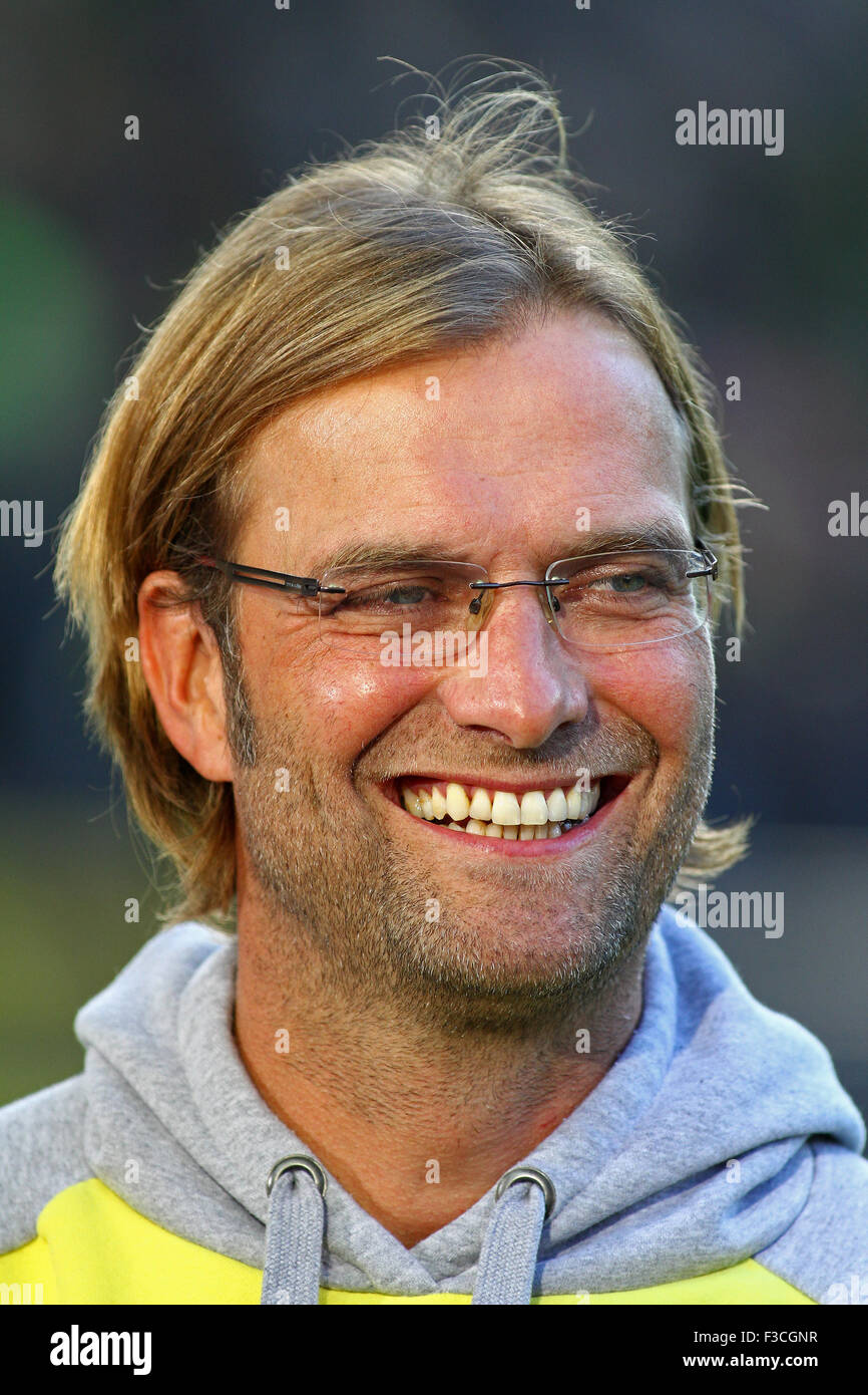 Dortmund, Allemagne. 22 octobre, 2011. L'entraîneur-chef Dortmund JÜRGEN KLOPP sourit avant de la Bundesliga match de football entre le Borussia Dortmund et le FC Cologne au stade Signal Iduna Park de Dortmund, Allemagne, 22 octobre 2011. Photo : KEVIN KUREK (ATTENTION : EMBARGO SUR LES CONDITIONS ! Le LDF permet la poursuite de l'utilisation des images dans l'IPTV, les services mobiles et autres technologies nouvelles qu'au plus tôt deux heures après la fin du match. La publication et l'utilisation dans l'internet pendant le match est limité à 15 photos par match seulement.)/dpa/Alamy Live News Banque D'Images