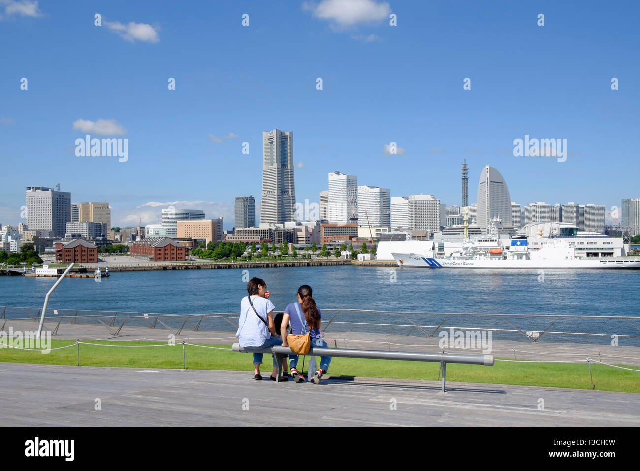 Avis de Osanbashi terminal de passagers et des toits de Minato Mirai dans Port de Yokohama au Japon Banque D'Images