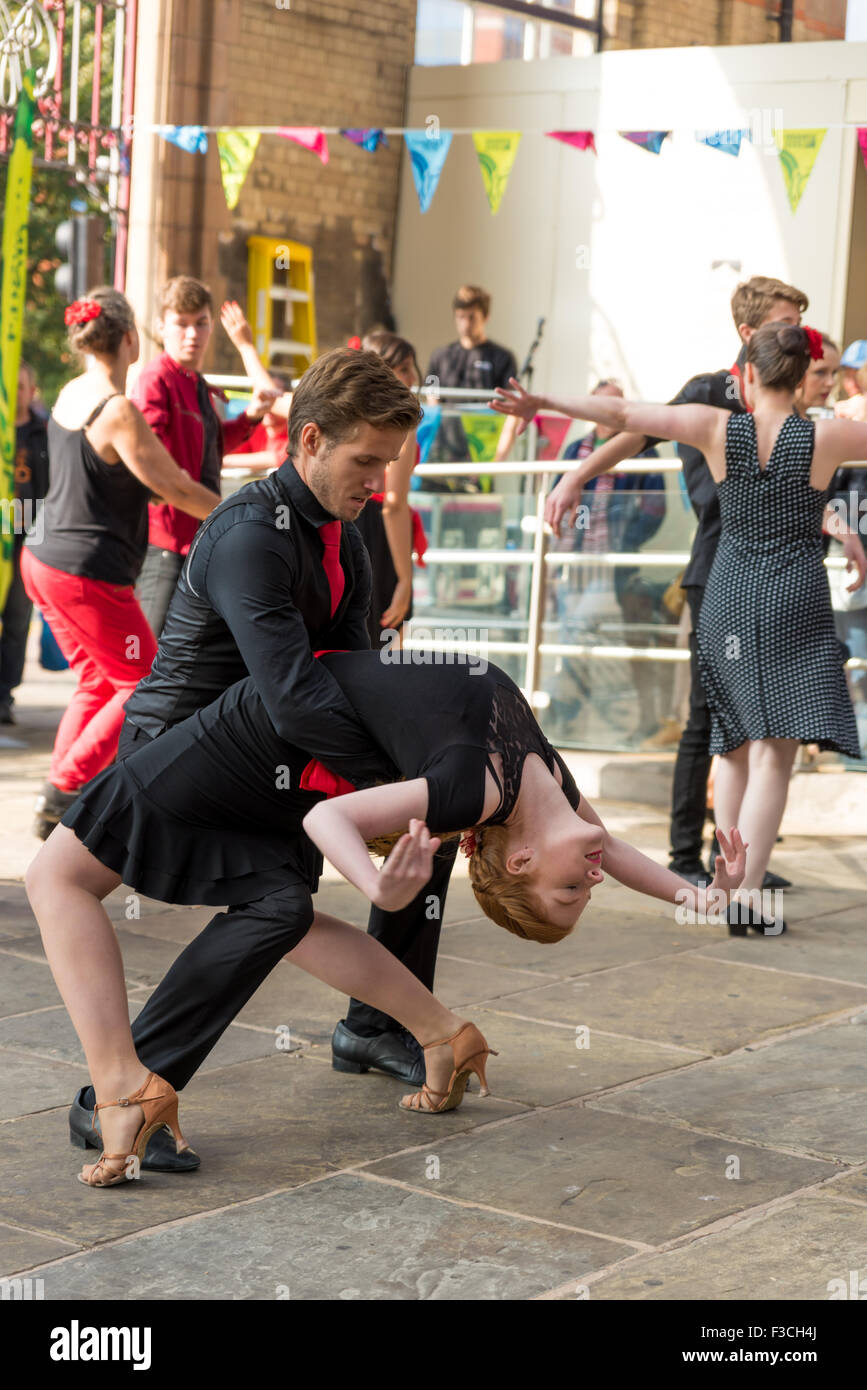 Groupe de danse un tango d'effectuer dans la ville de Leicester, Leicestershire UK Banque D'Images