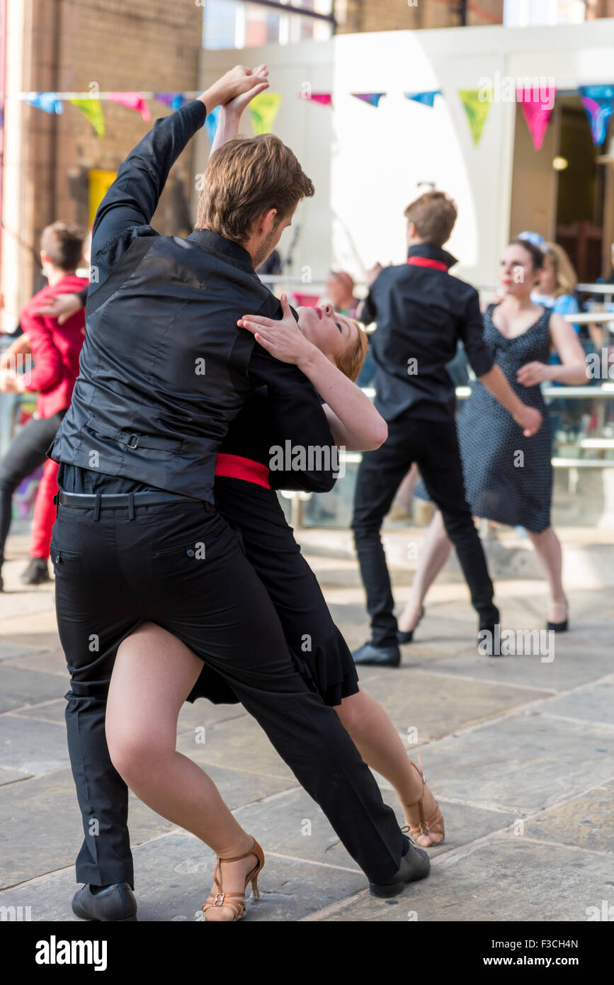 Groupe de danse un tango d'effectuer dans la ville de Leicester, Leicestershire UK Banque D'Images